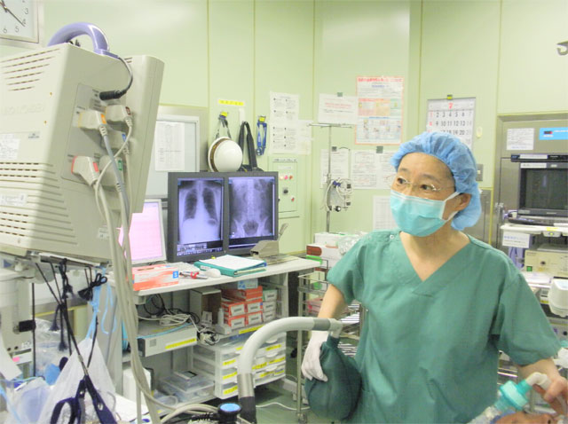 手術室にてモニタリング中